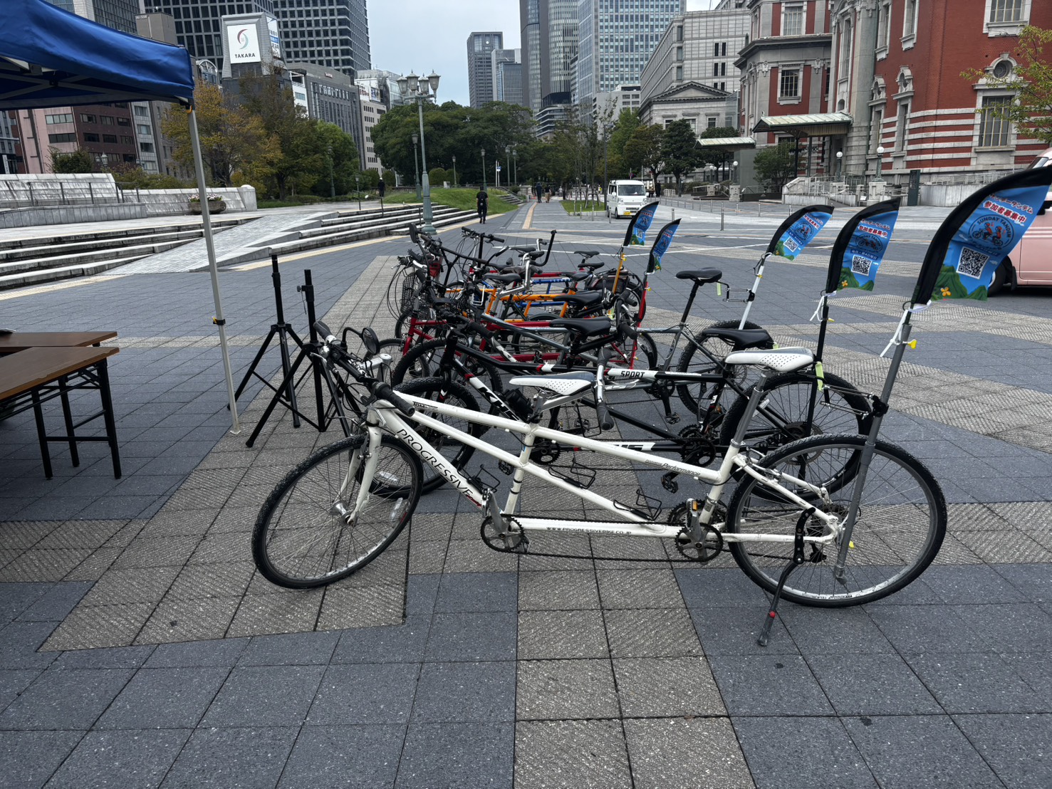 広場に並ぶサンデータンデムの会のタンデム自転車